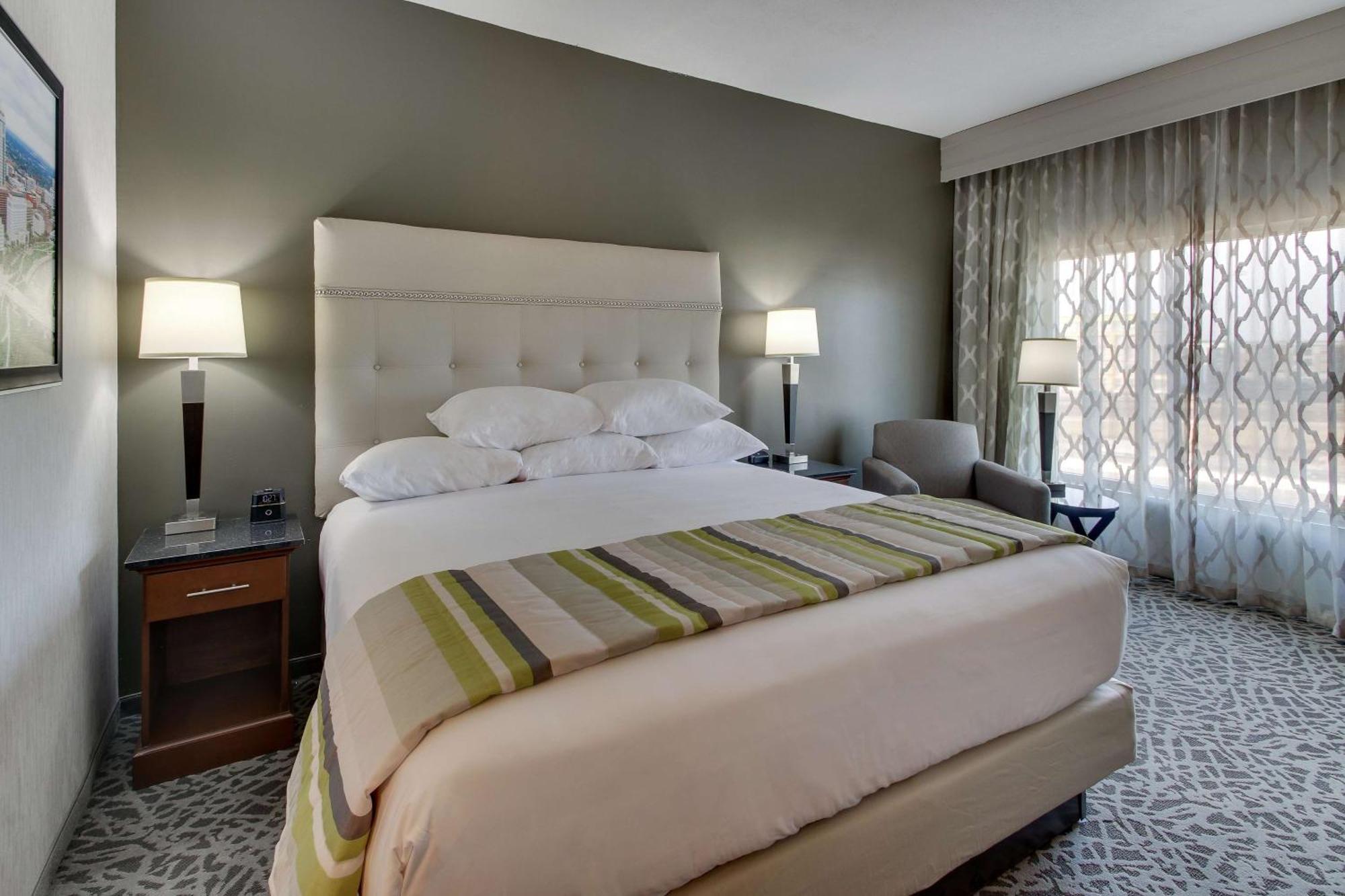 Drury Inn & Suites Cleveland ビーチウッド エクステリア 写真