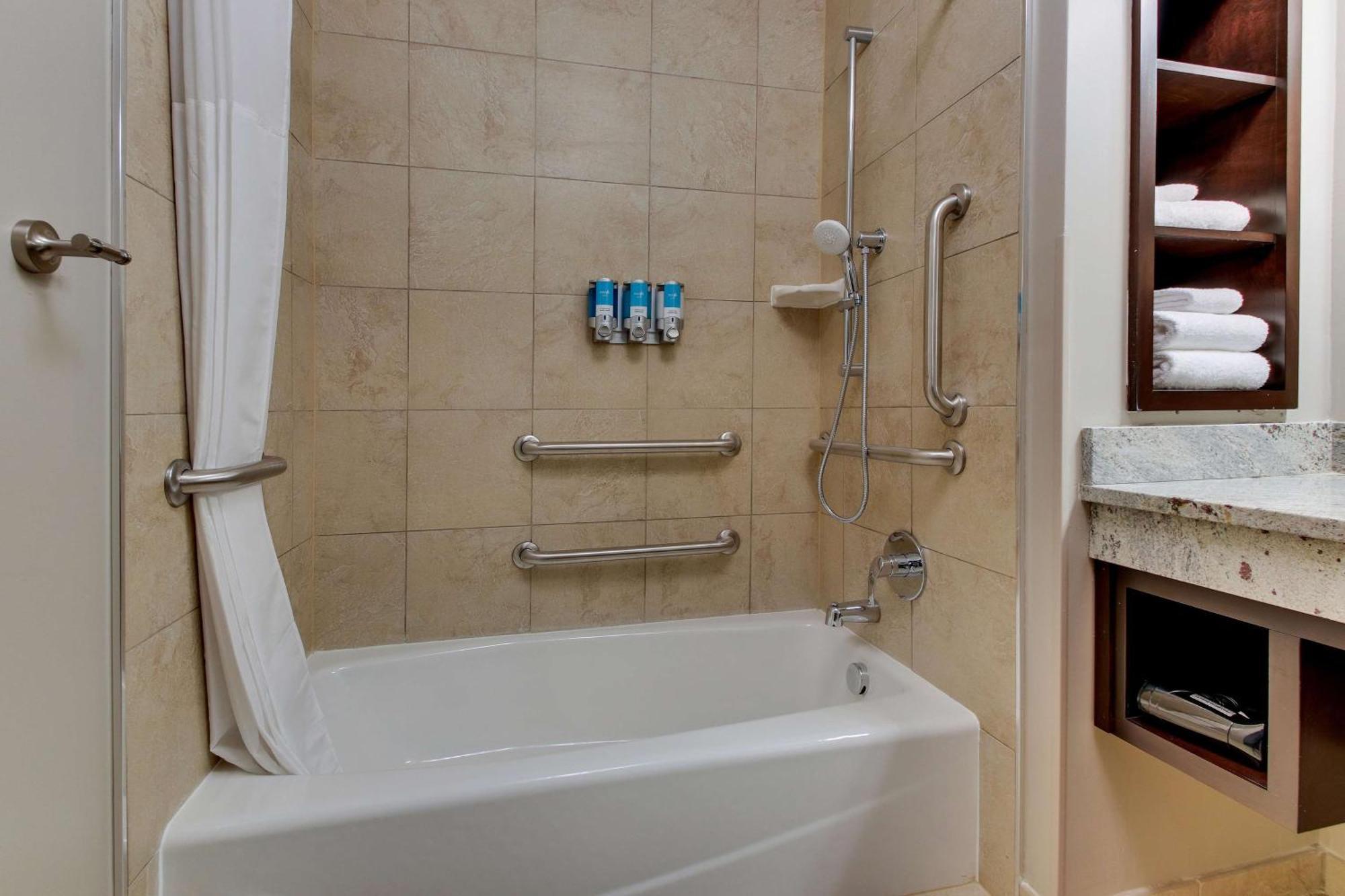 Drury Inn & Suites Cleveland ビーチウッド エクステリア 写真
