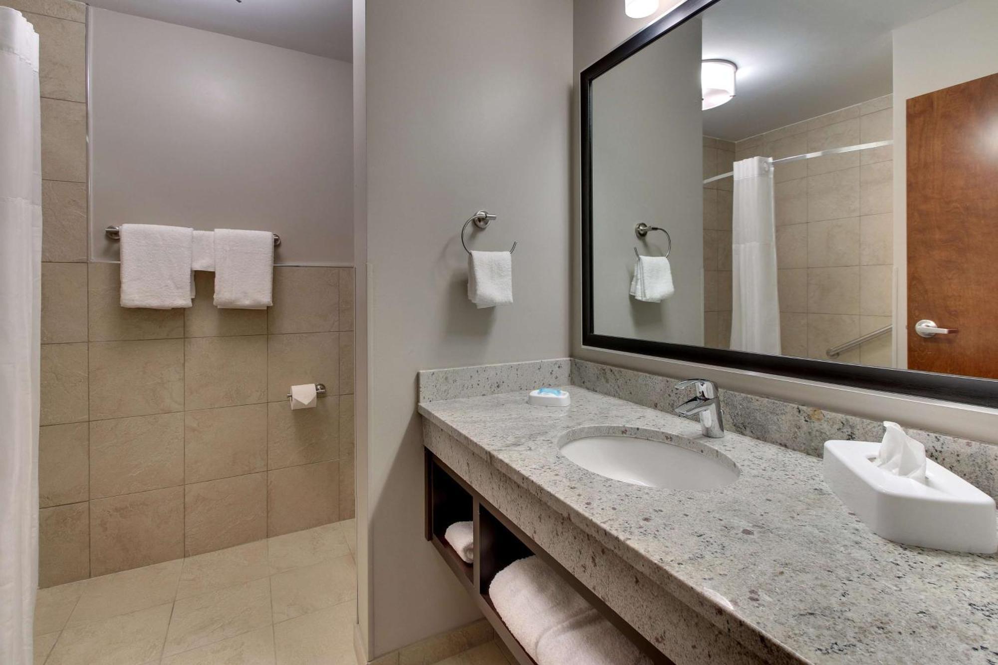 Drury Inn & Suites Cleveland ビーチウッド エクステリア 写真