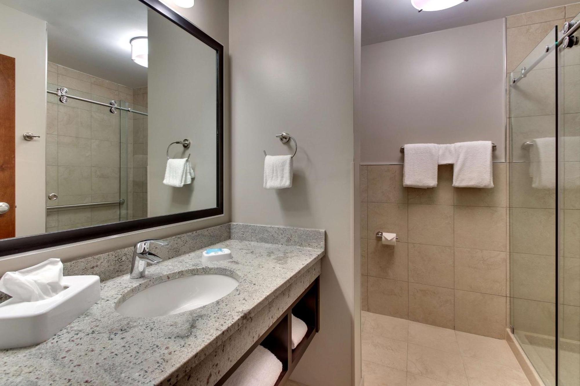 Drury Inn & Suites Cleveland ビーチウッド エクステリア 写真