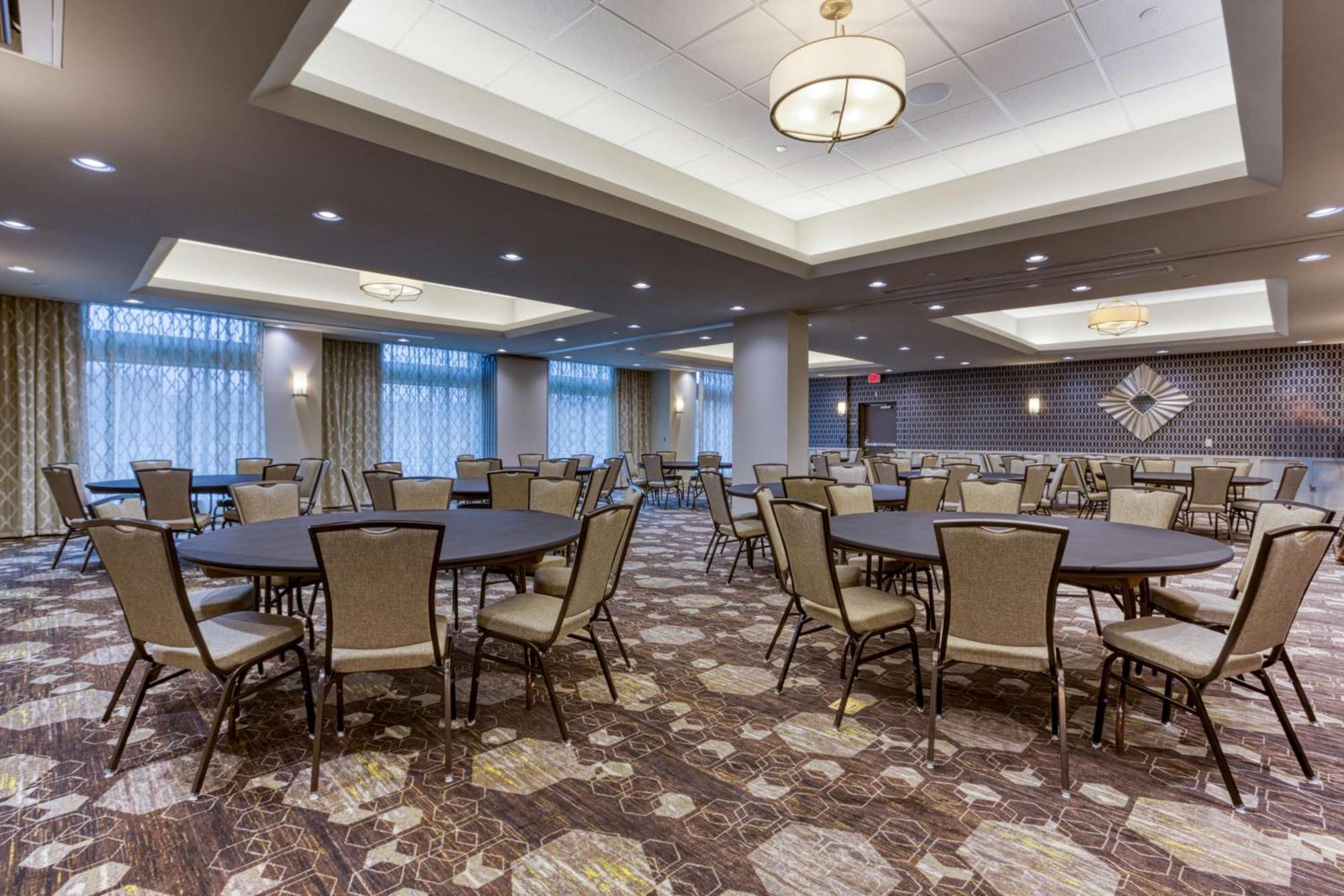 Drury Inn & Suites Cleveland ビーチウッド エクステリア 写真