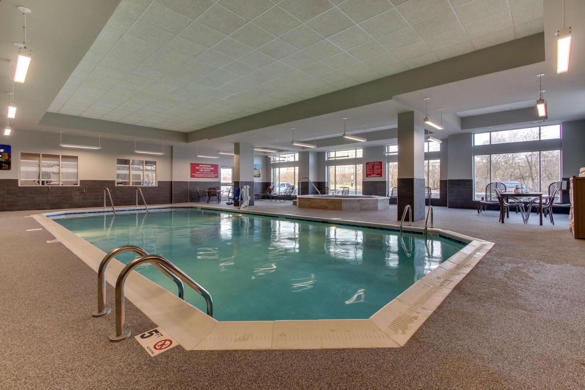 Drury Inn & Suites Cleveland ビーチウッド エクステリア 写真