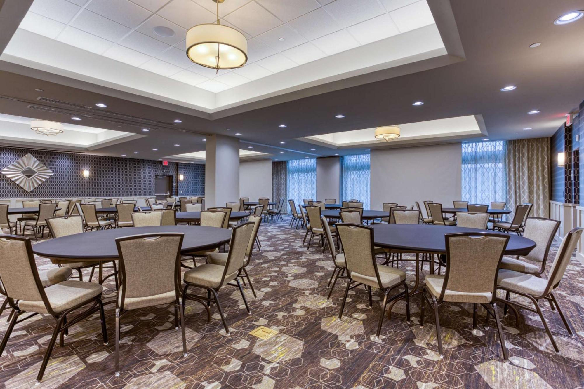 Drury Inn & Suites Cleveland ビーチウッド エクステリア 写真